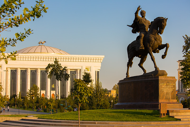 Statue de Timur et Senat de Tachkent