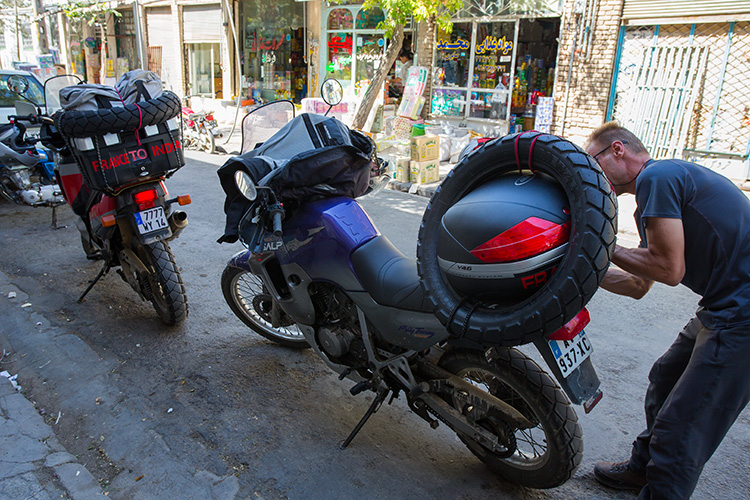 Chargement des motos à Quchan