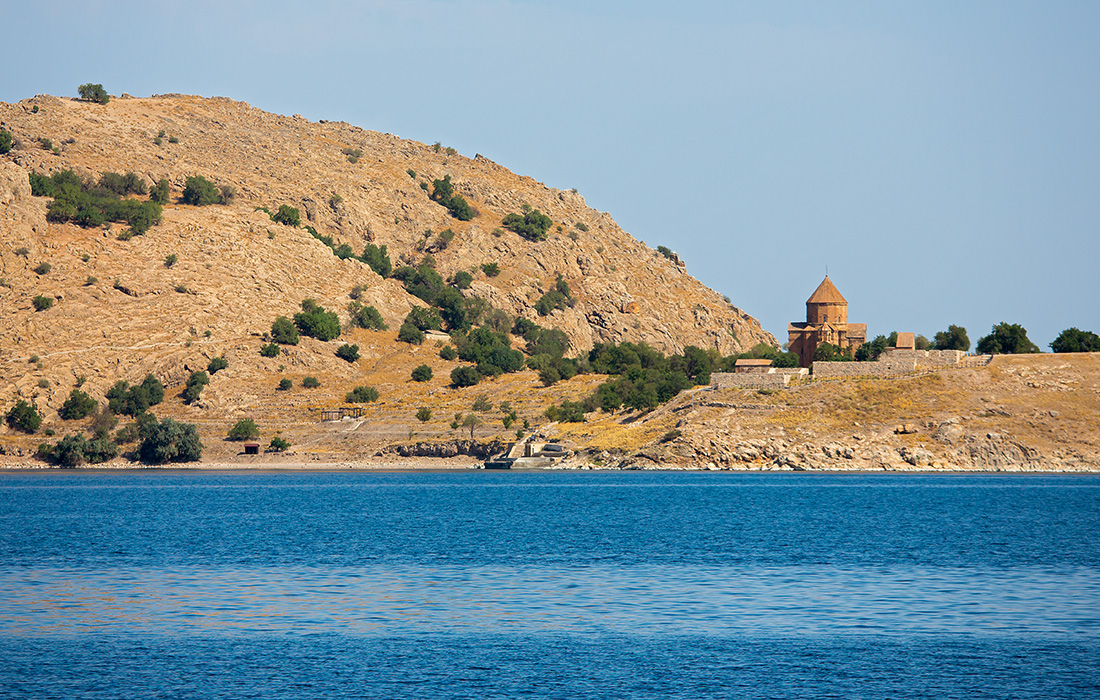 Eglise sur le lac de Van (Aghdamar)